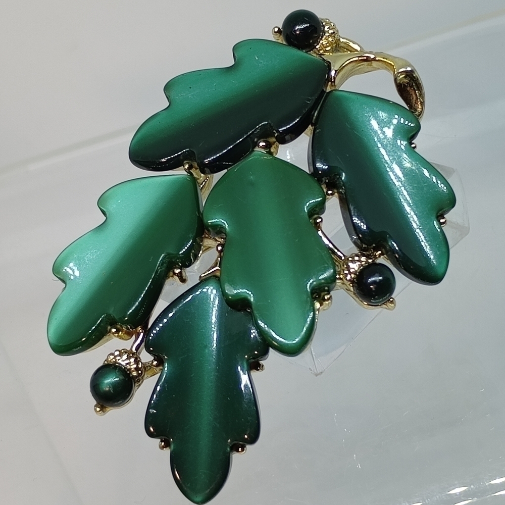 * vintage Lisner green thermoset leaves gold tone pin brooch